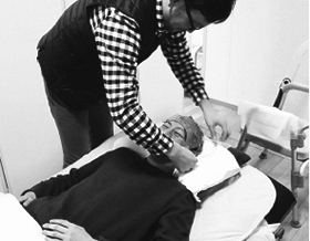 入眠時の脳波測定のようす